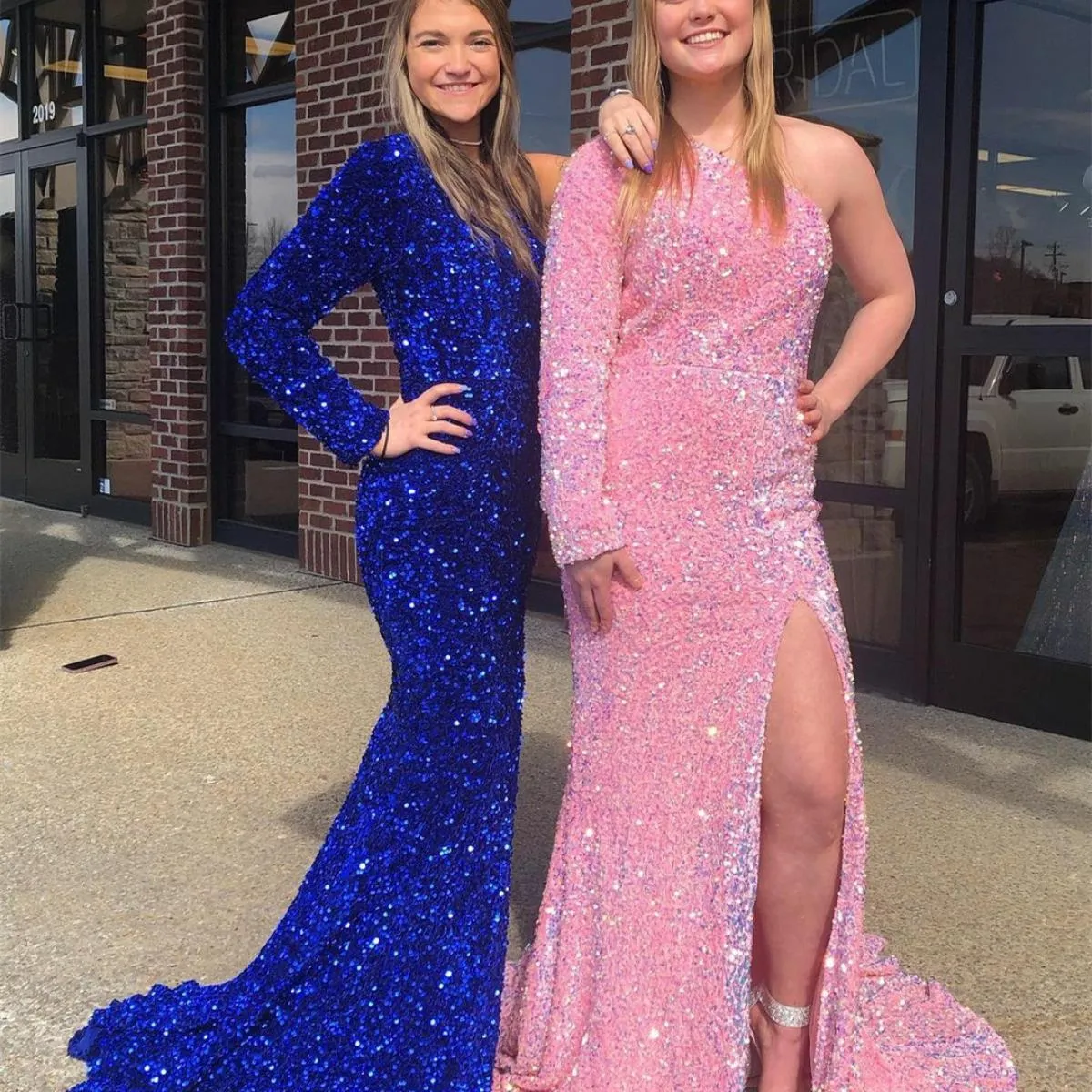 2023 Blue Royal Velvet Mermaid Sequin Evening Dresses, Long Sleeve Formal Party Gowns with One Shoulder and Vest.