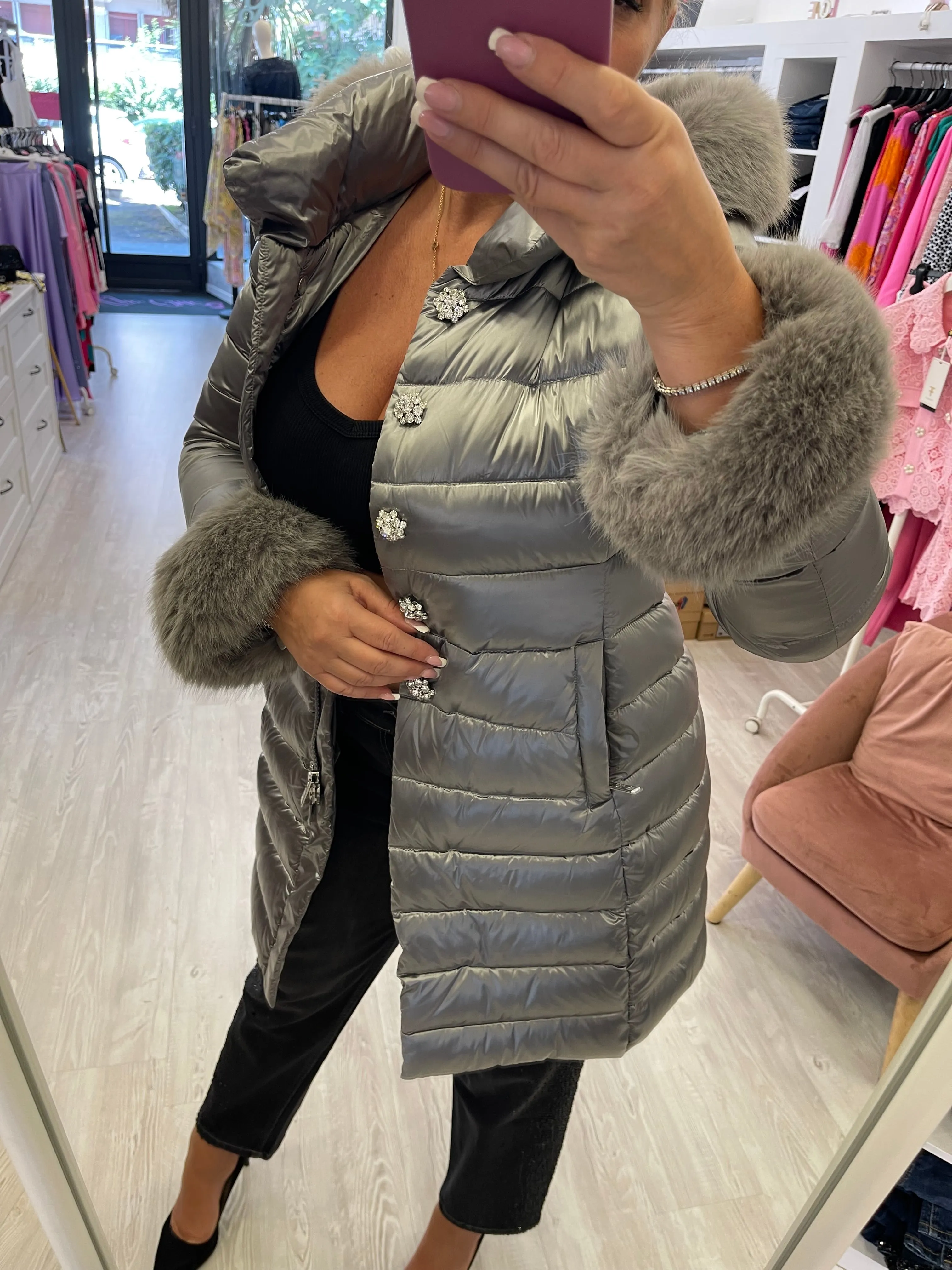 Piumino monopetto can be rewritten as Single-breasted puffer jacket for better search engine optimization.